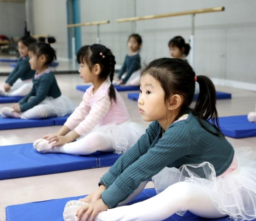 我认为并没有：只能说他们的物质条件、生活条件比我们小时候好，但玩的比我们少的多，