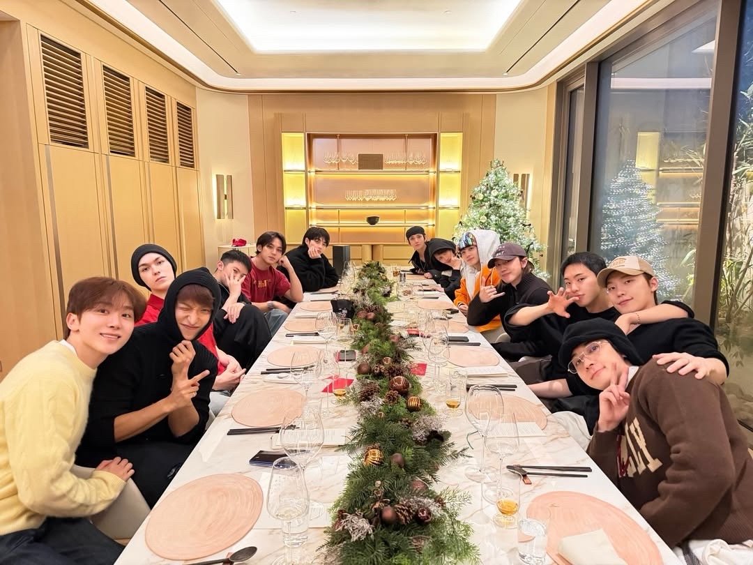 跨年夜更新完整体聚餐照片的SEVENTEEN，入伍成员们也都休假参加了
