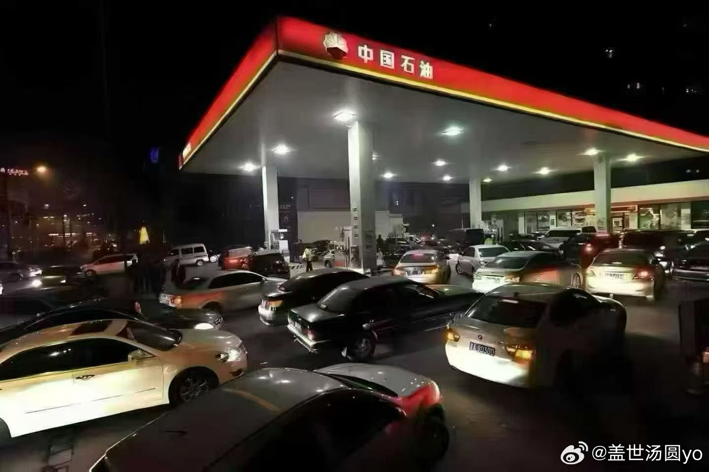 这年头，加油站都快成“景点”了——排队半小时，加完一看账单，心绞痛。“92加满，