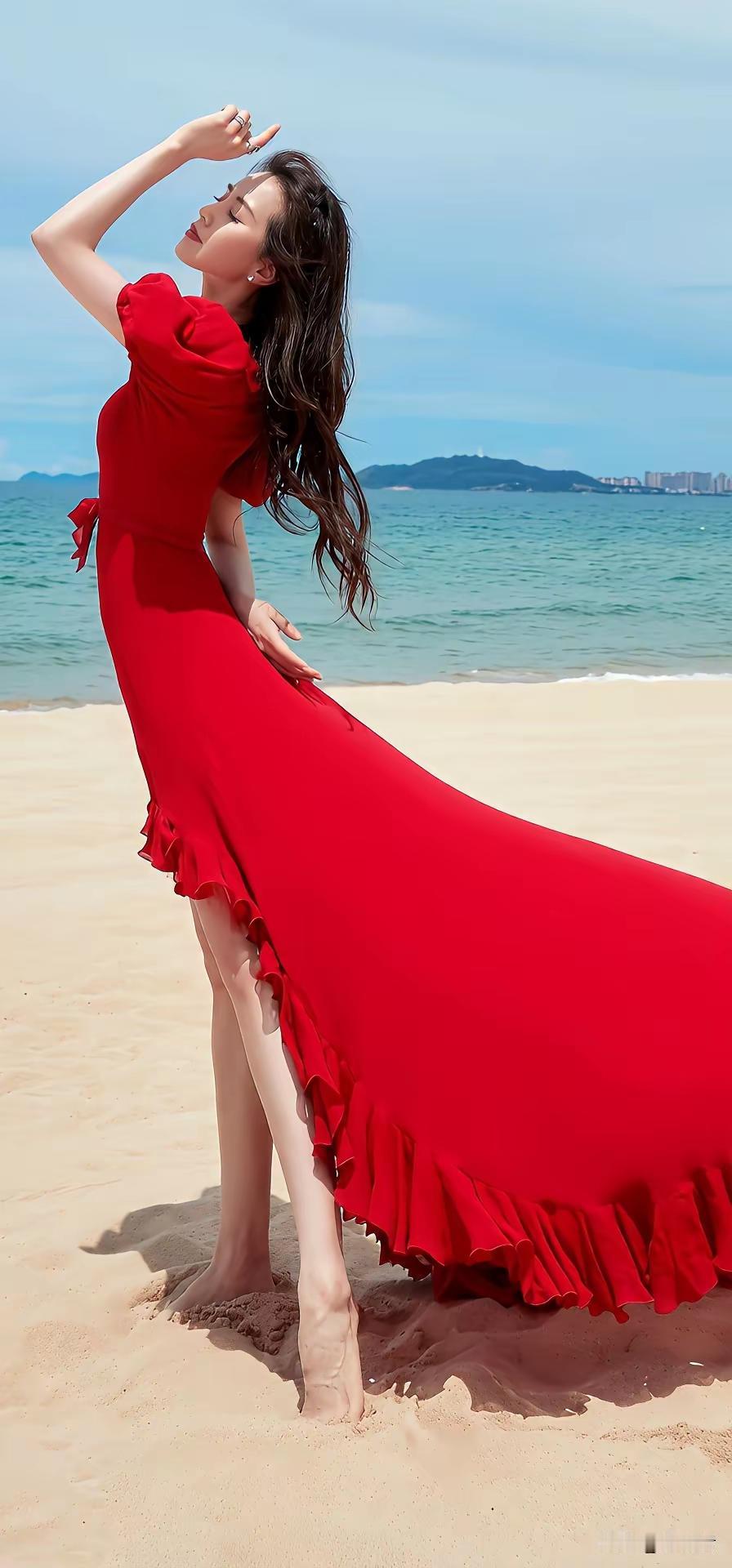 海边红裙飘逸，阳光下的优雅时光。