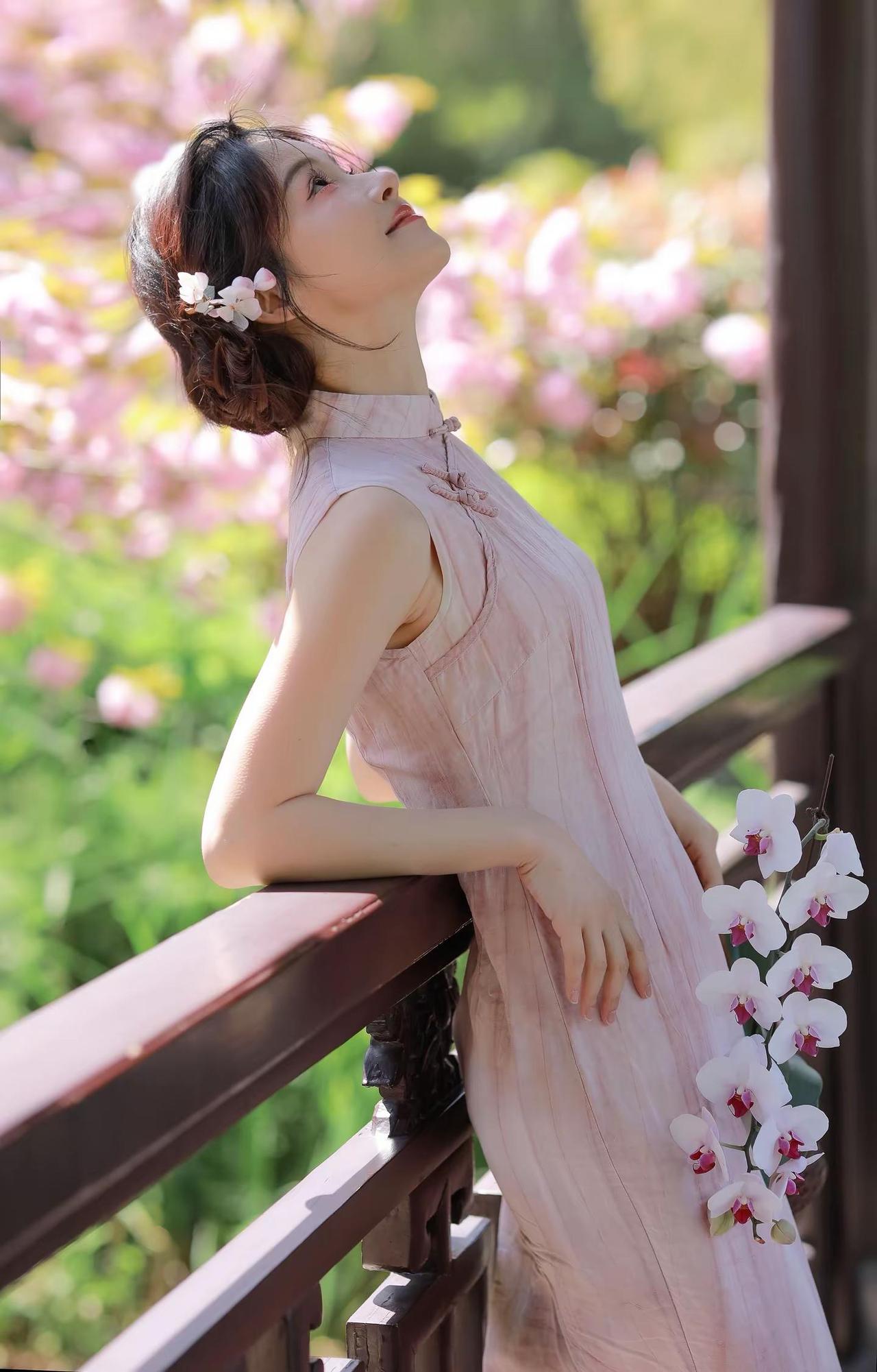 37岁正是穿旗袍的好时候啊～江南旗袍穿搭 浅粉色旗袍穿搭 旗袍 国风