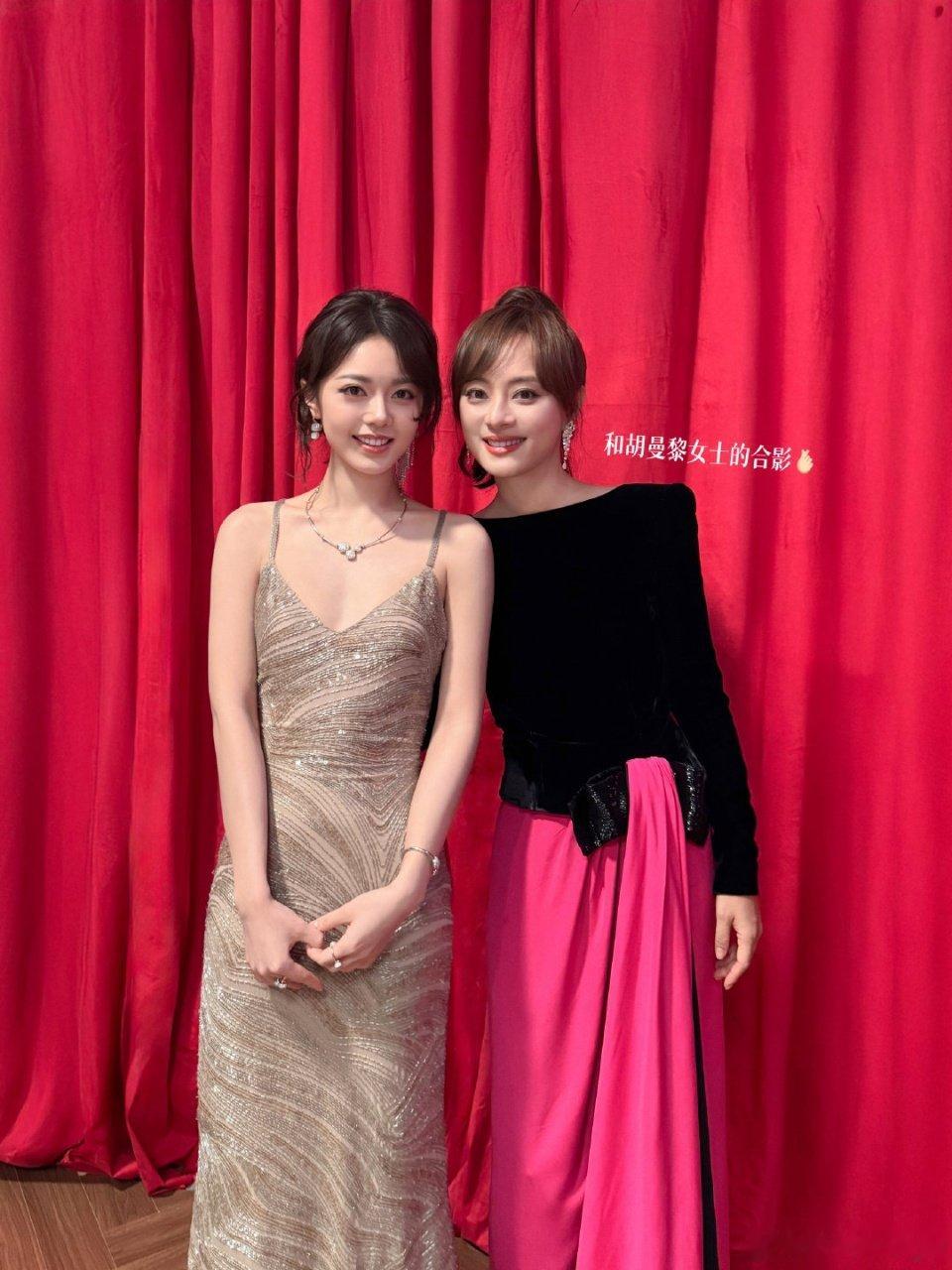 赵今麦晒与绣绣合影赵今麦发和杨幂孙俪合影 ​​​麦麦发了跟两位姐姐的合影！ ​​