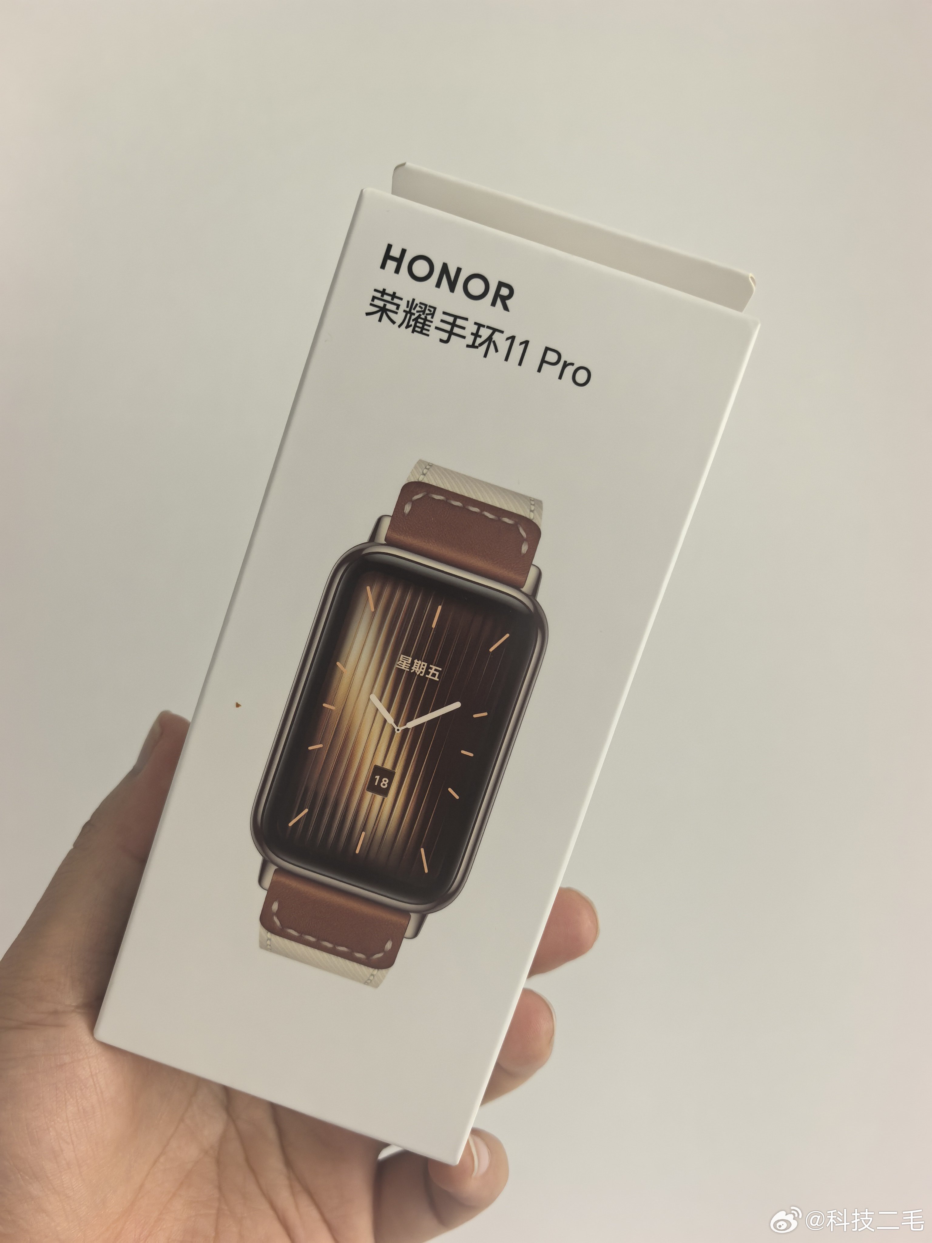 荣耀手环11Pro拿到手了，先上几张随手照吧！感觉跟一般的手环不大一样呢！荣耀手