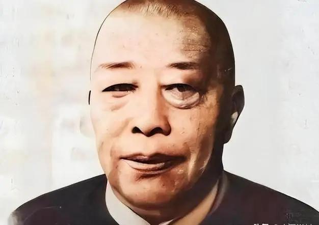 1922年，黄金荣告诉妻子林桂生：“我要娶露兰春，你交出正室之位和家里的财政大权