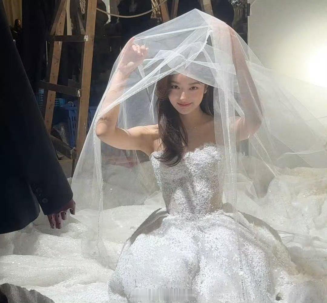 完全被温夏美晕了有谁看见徐若晗穿婚纱还会不爱上吗！！徐若晗明川有知夏婚纱皮肤 徐