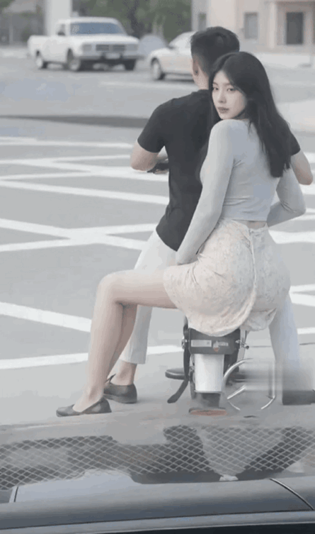 美女这笑容不简单，多少有点意味深长。