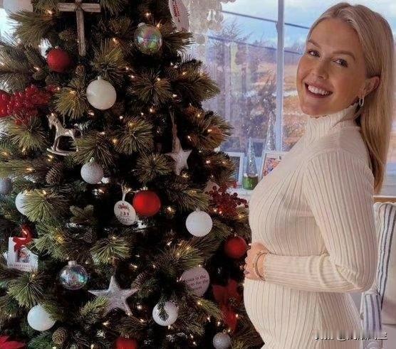 白宫新闻发言人卡罗琳·莱维特宣布她怀孕了，而且是个女孩，预产期在2026年5月。