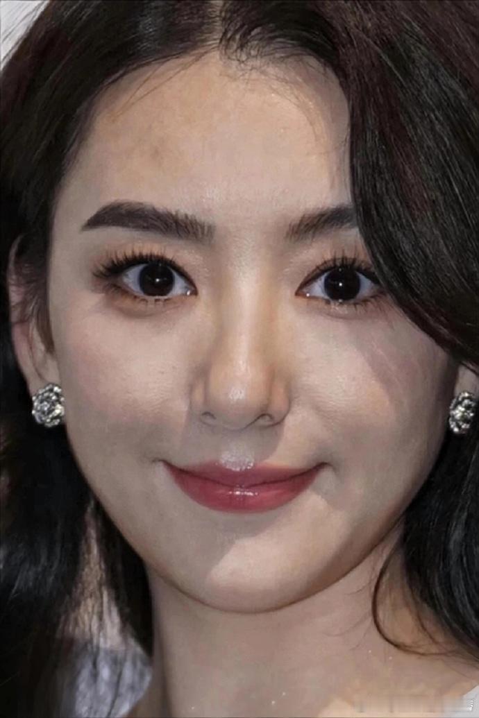 方媛是真好看，也不网红脸。特别喜欢她的鼻子，天生能够这么高，鼻翼还很窄，真的超级