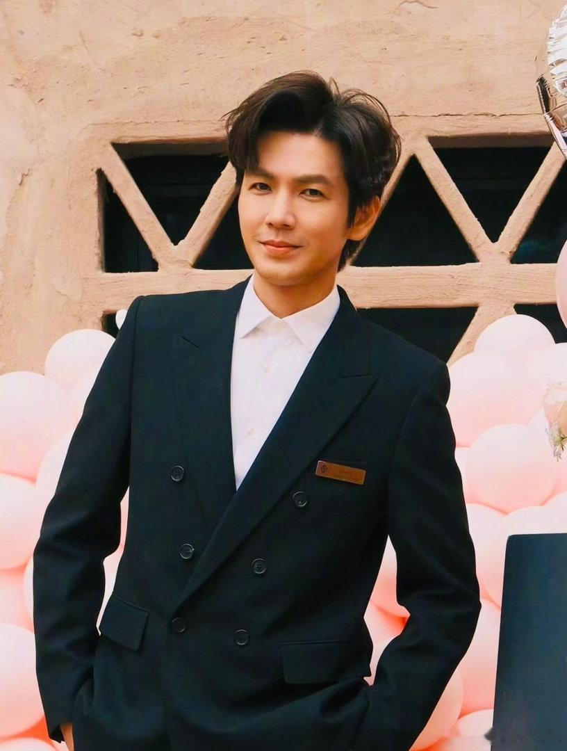 心愿便利贴贴到钟汉良 有个小姑娘踮着脚，把便利贴贴在最高处，嘴里念叨：“一定要被