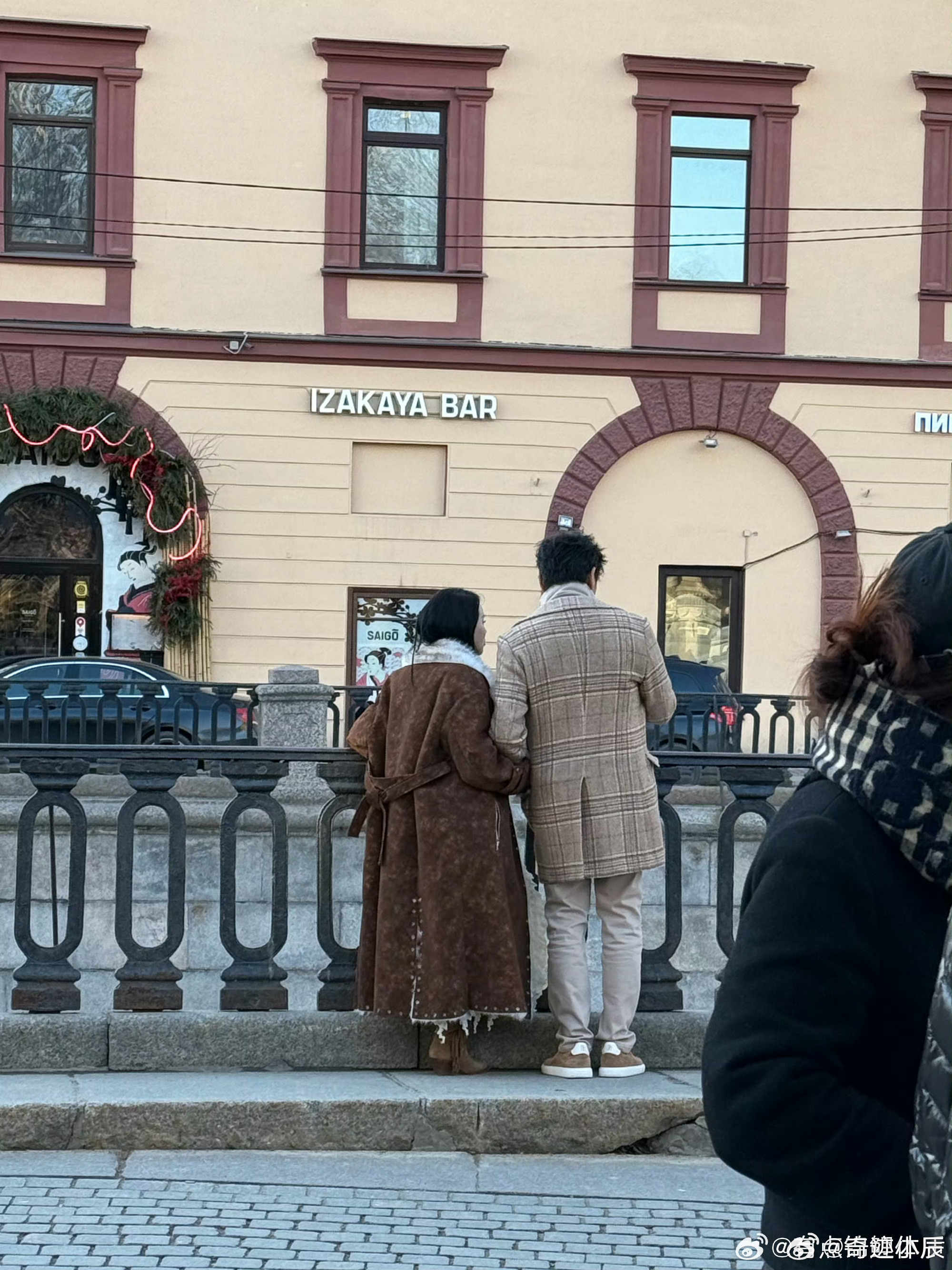 伊能静秦昊秀恩爱不管孙杨死活 伊能静秦昊机场甜蜜整理头发，孙杨化身“Steve”