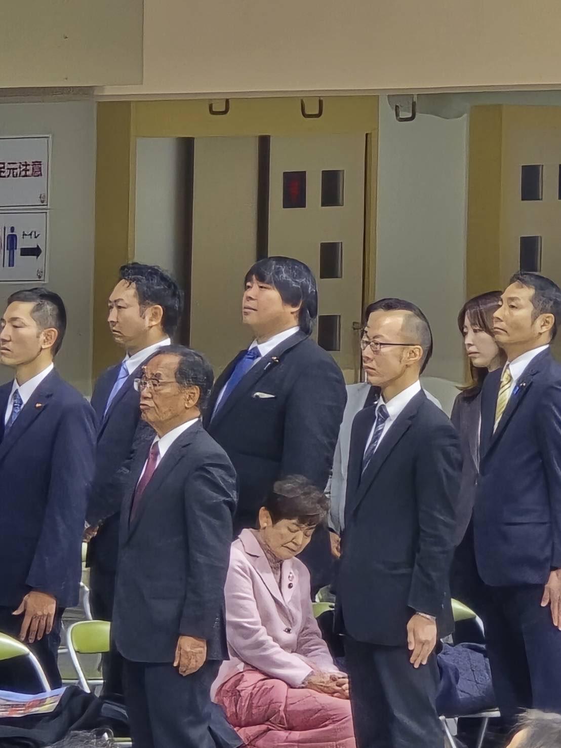 在日本奈良县议会，一位共产党议员拒绝唱日本国歌，以坚持自己的立场。依照日本法律，