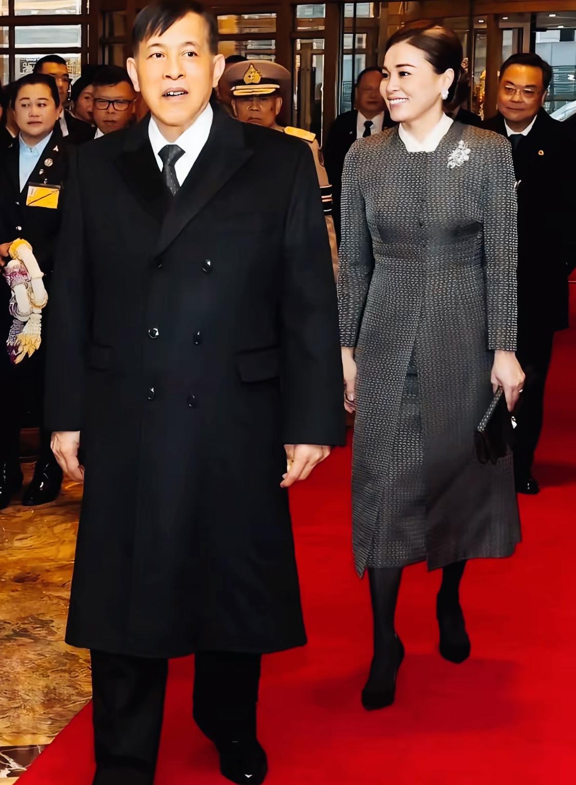 泰国王后和国王在公共场合，始终保持合适的距离！
一直在国王身后，脸上始终带着微笑