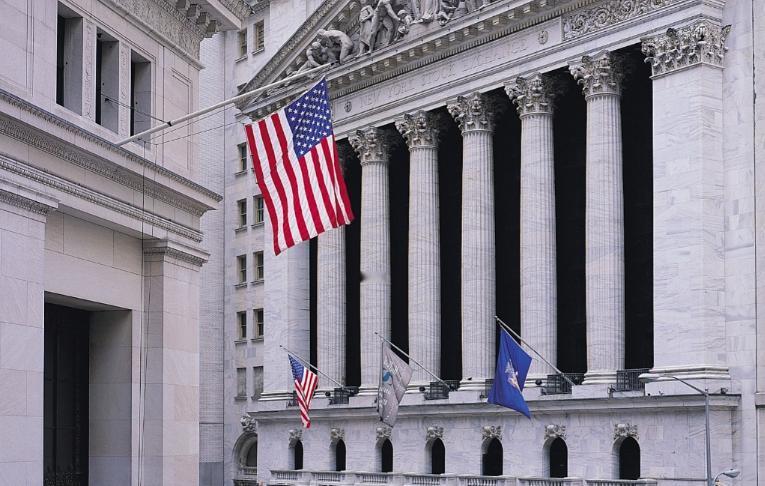 美联储这次没降息，说白了就是：经济还行，但通胀还赖着不走，不敢随便放水。
为啥暂