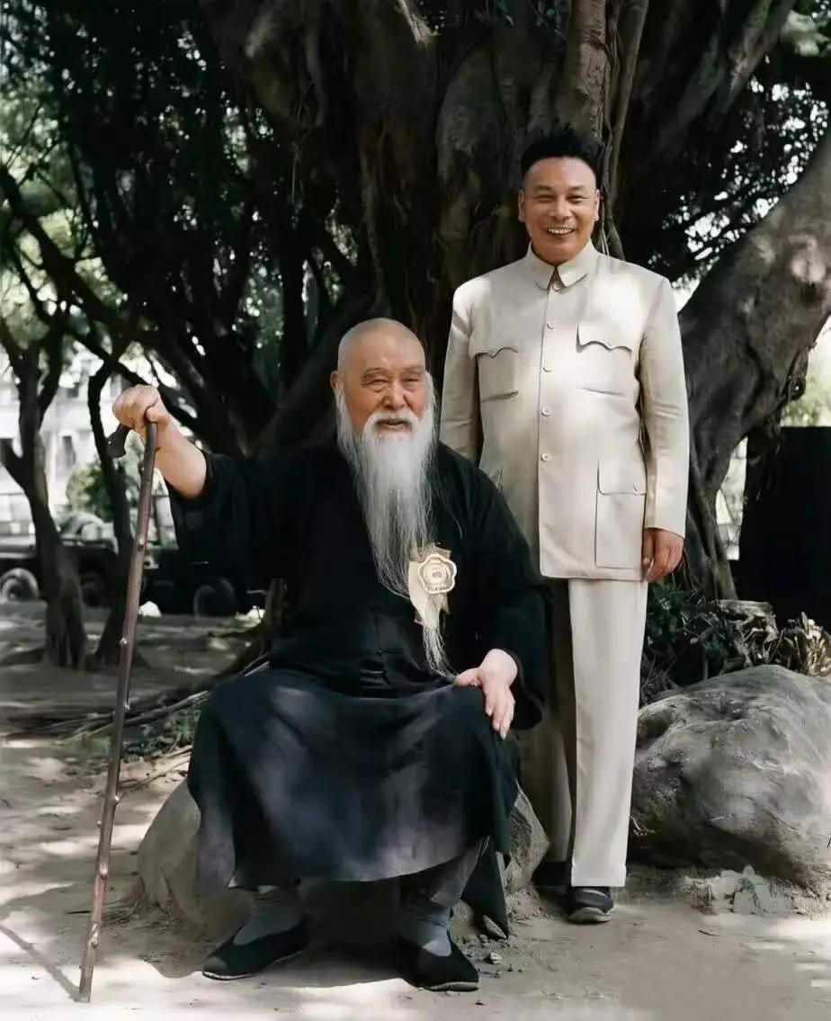 1964年深秋，台北青田街的老学斋里，八十六岁的于右任icon已经病得咽不下东西