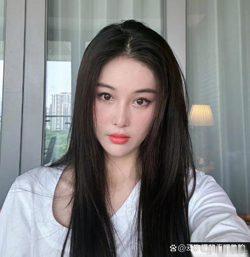 张馨予晒原相机和美颜照，竟然一模一样 