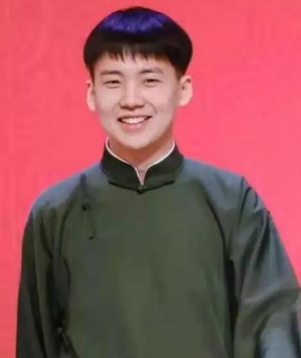 郭麒麟成名后，给远在日本的母亲胡中惠打电话：“妈，您回来吧，儿子现在有能力养您了