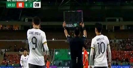 凌晨三点，吉达球场像开了挂。
 
开场越南还蹦跶，半小时就被摁在半场摩擦。47分