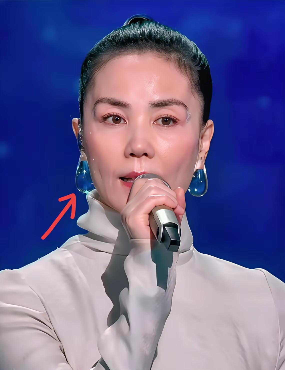 王菲春晚造型总能刷屏，但你知道她为何每次都美得与众不同吗？
2010年，她和陈奕