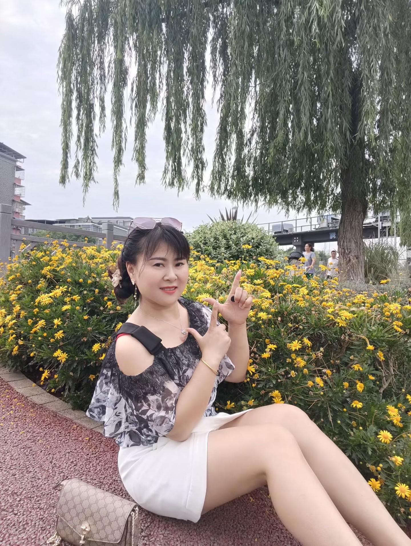 后海没有海，只是一条酒吧街。灯红酒绿只是匆匆过场，有人喝了酒，眼里全是温柔和浪漫，也有人喝了酒，眼里全是泪水和心酸！