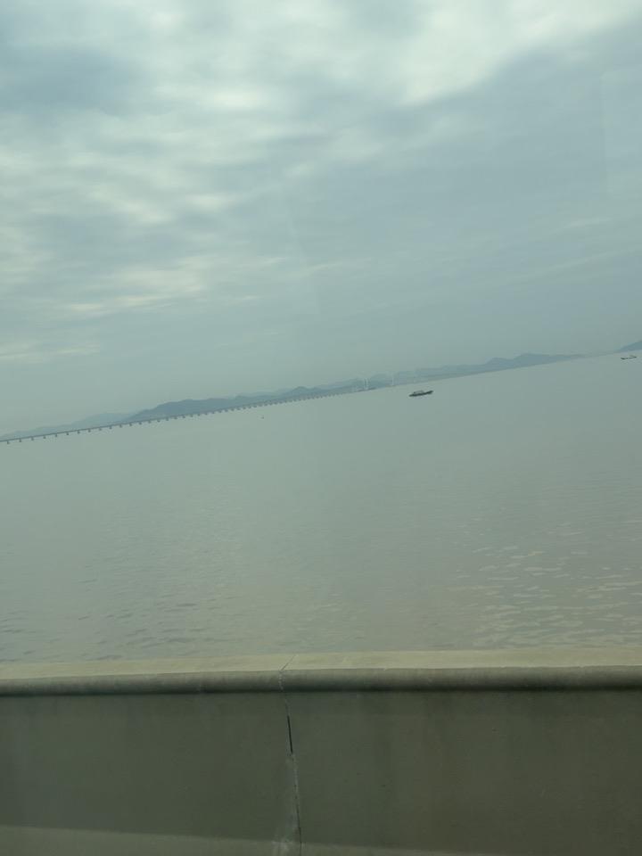 结合昨天美股走势和黄金走势，预测今天中国股市走势。

今日A股大概率震荡偏强、结