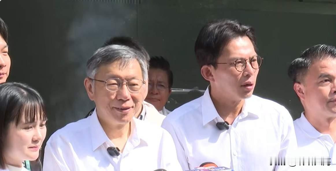 别被柯文哲绕进去了，军购案先付委后审查，听上去特别理性、特别公正，说白了不就是半