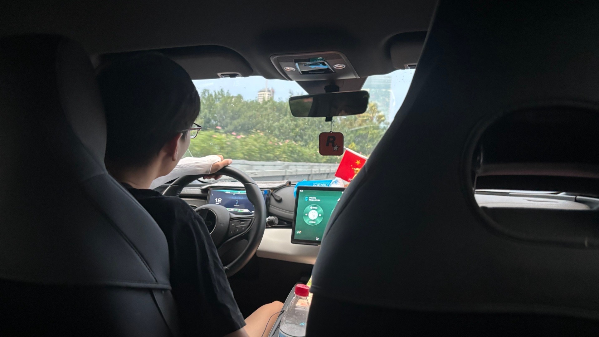 打了辆比亚迪海豹，司机说车是自己买的，牌子是租的。跑网约车租牌子，一年一万六，租