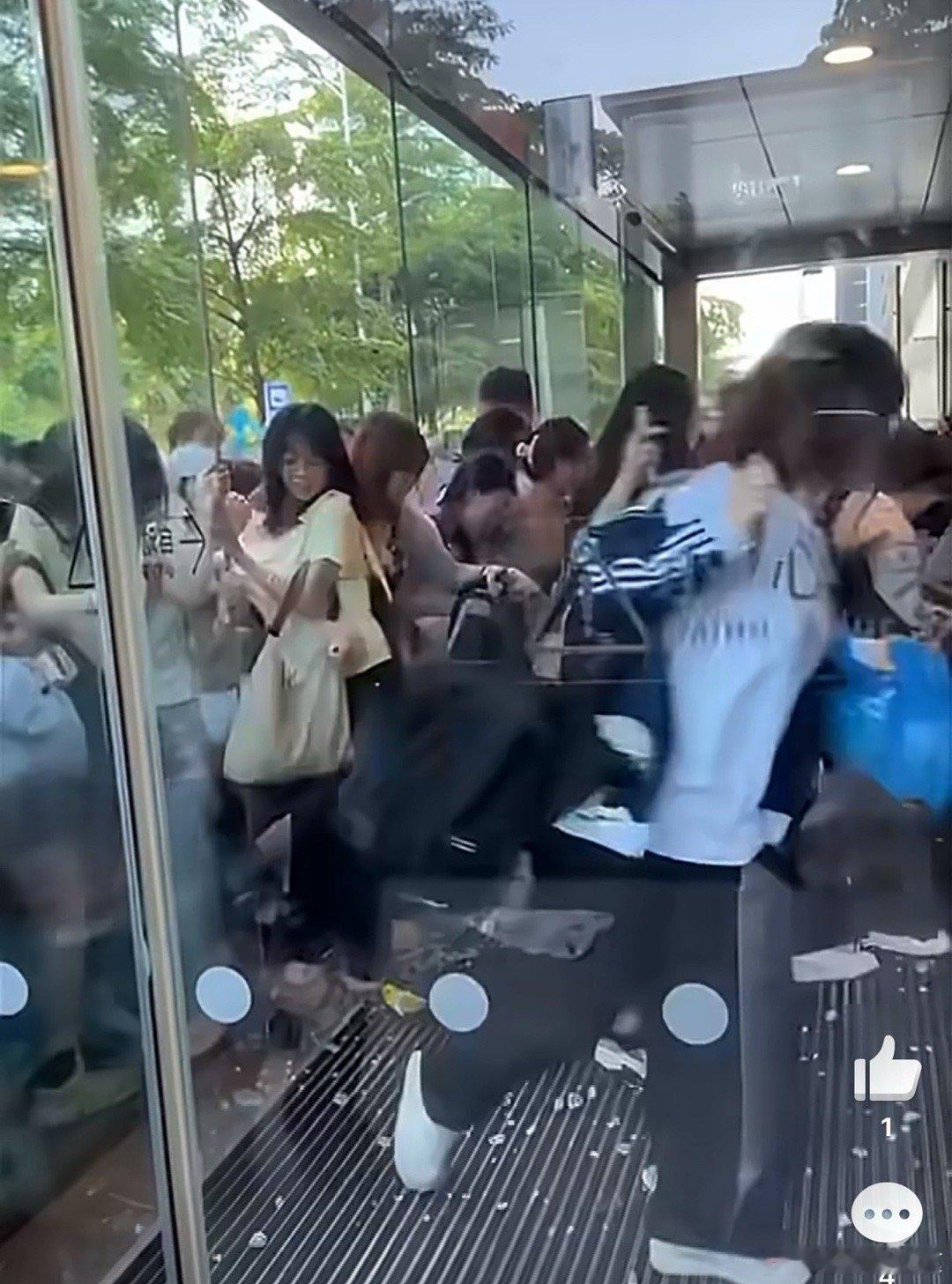 张凌赫粉丝把玻璃门挤爆了张凌赫粉丝把商场玻璃门撞碎了 张凌赫粉丝把商场玻璃门撞碎