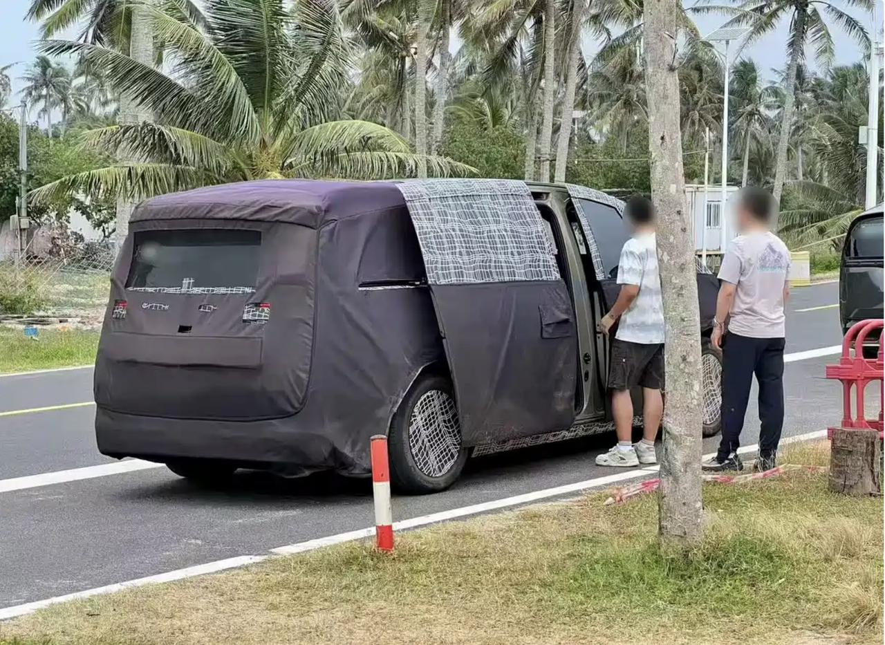 近日，懂车之道从网络上看到了一张疑似理想全新MPV车型的谍照，新车车尾采用了与M
