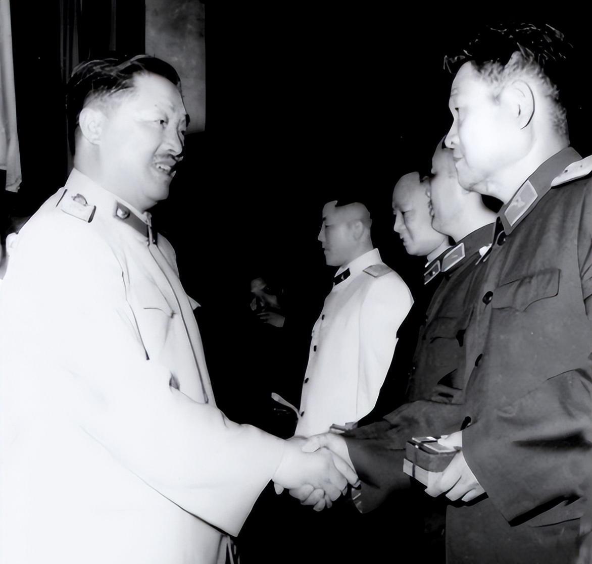 1961年，贺龙视察南京军区，见到许世友大怒：你个“和尚”不老实。

这事儿还得