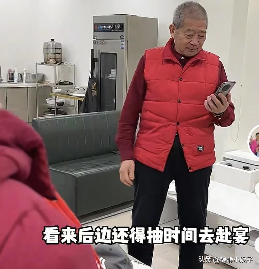 老黄又带着天赐回山东，是为了参加亲戚婚礼，顺便回来看看，年纪大了，总是会想家。