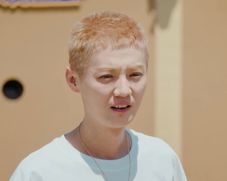 鹿晗眉毛也染色了鹿晗把眉毛染色了眉发同色精致氛围感拉满，浅金造型衬得少年感爆棚，