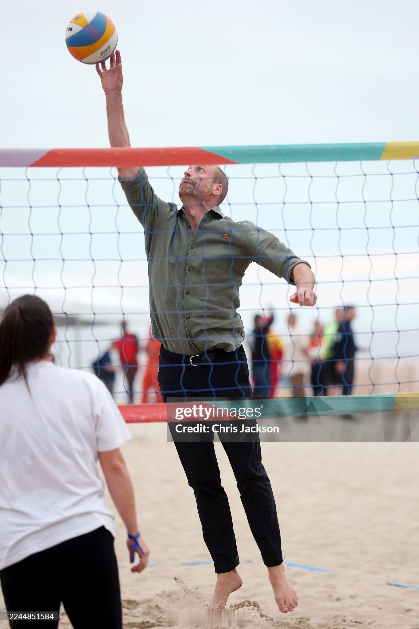 威廉王子[超话]  2025年11月3日，威廉王储在巴西里约热内卢访问科帕卡巴纳