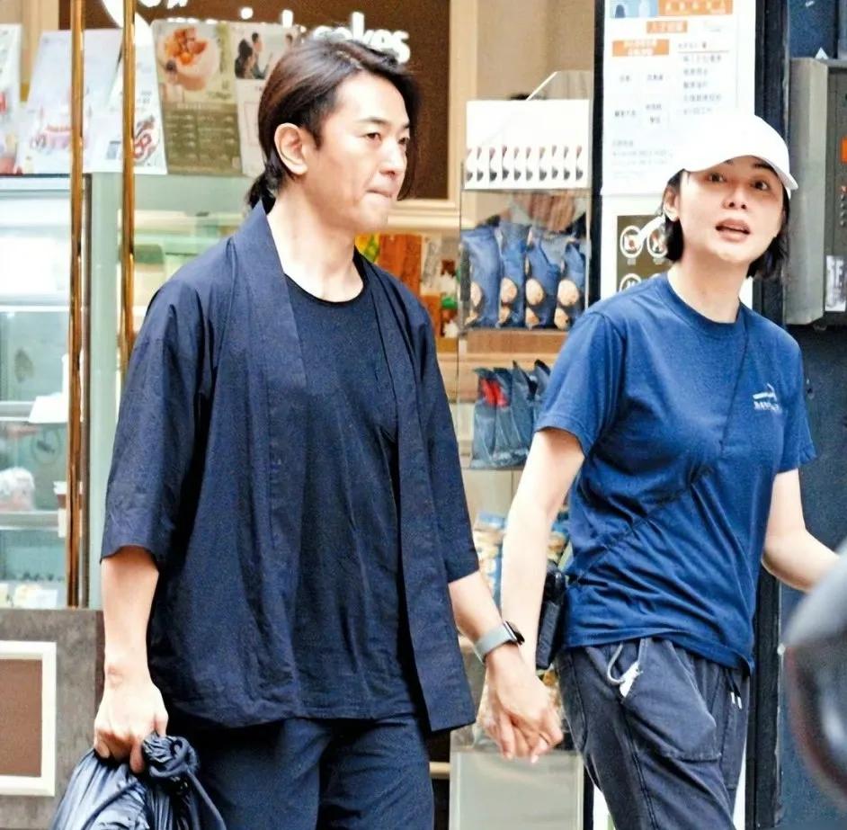 郑伊健和蒙嘉慧婚后定居在日本，郑伊健经常会飞回香港工作，问及丁克原因，他坦言，认