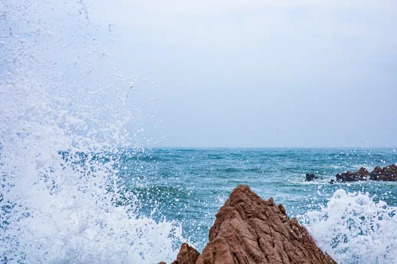 我相册里最满意的照片有两张。一张是《大海之恋——山东青岛黄岛区海军路大海影像》。