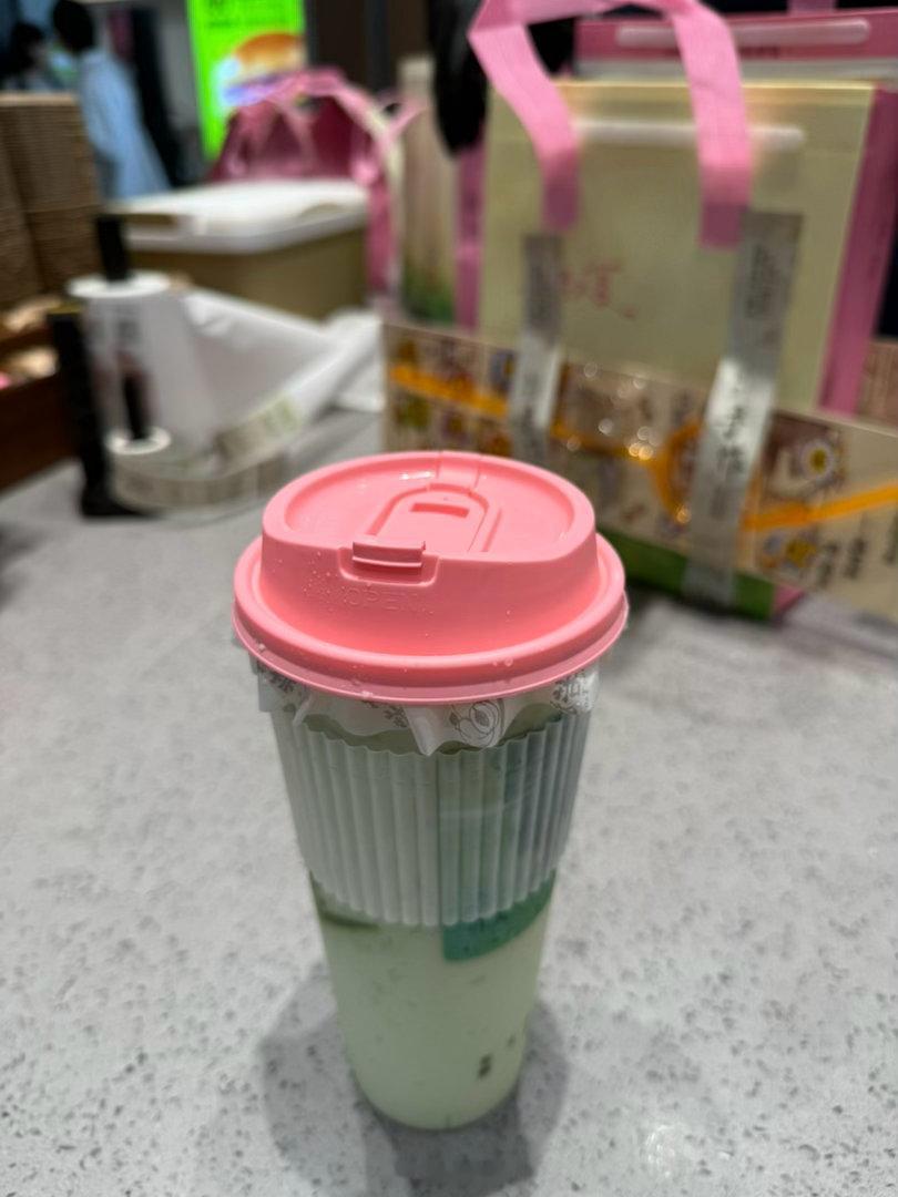 成都姐妹，李若桃好好喝呀！推荐你们试试～最大的亮点是：酸奶冰沙里加了糯米，口感很