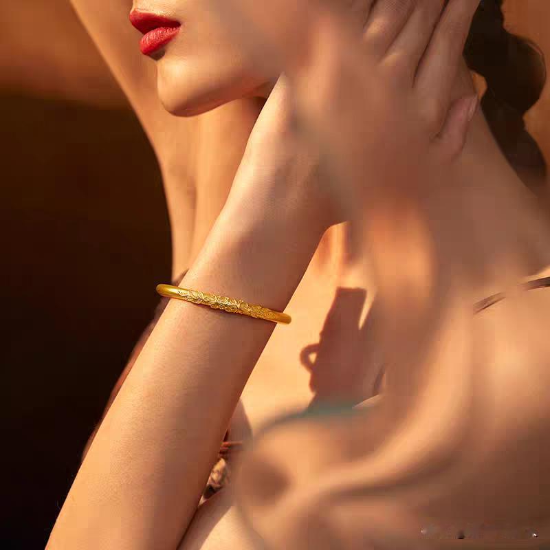 醒醒吧！黄金首饰压在手里就是个“死当”，不变现金价涨跌管你啥事？
疯涨的金价带动