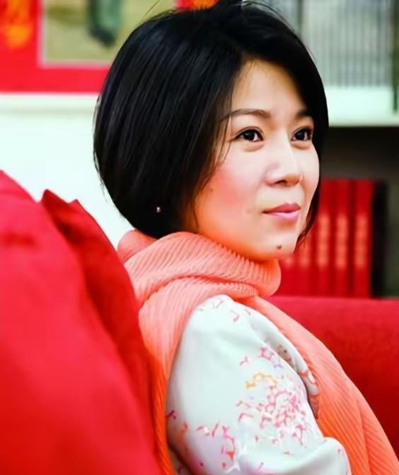 她从未公开谈论外公。
但“毛泽东”这三个字，就刻在她的名字里。
外公给她取名“东