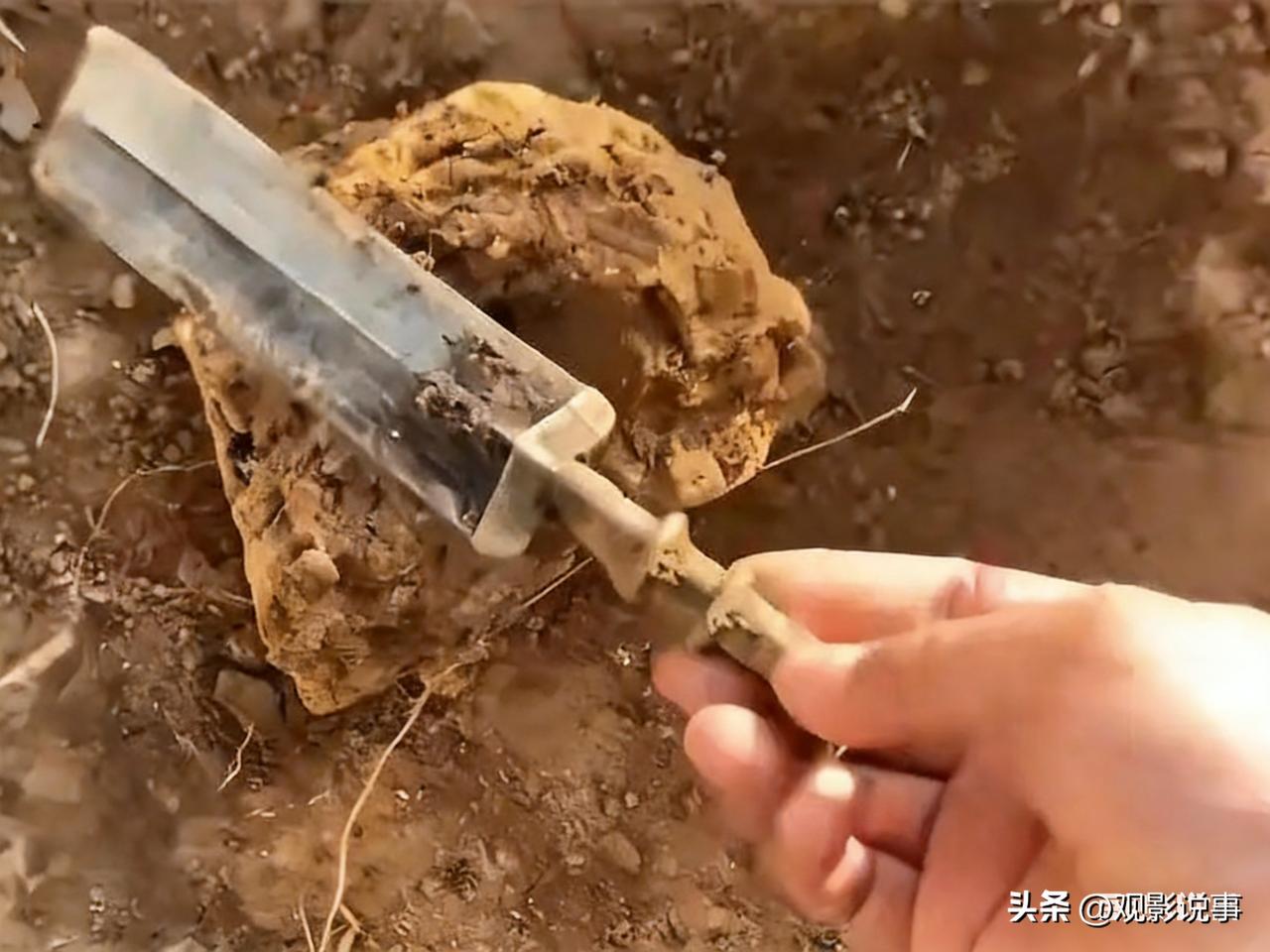 1月15日，湖北浠水县居民毕先生将一把在工地挖获的疑似战国时期青铜剑上交给浠水县