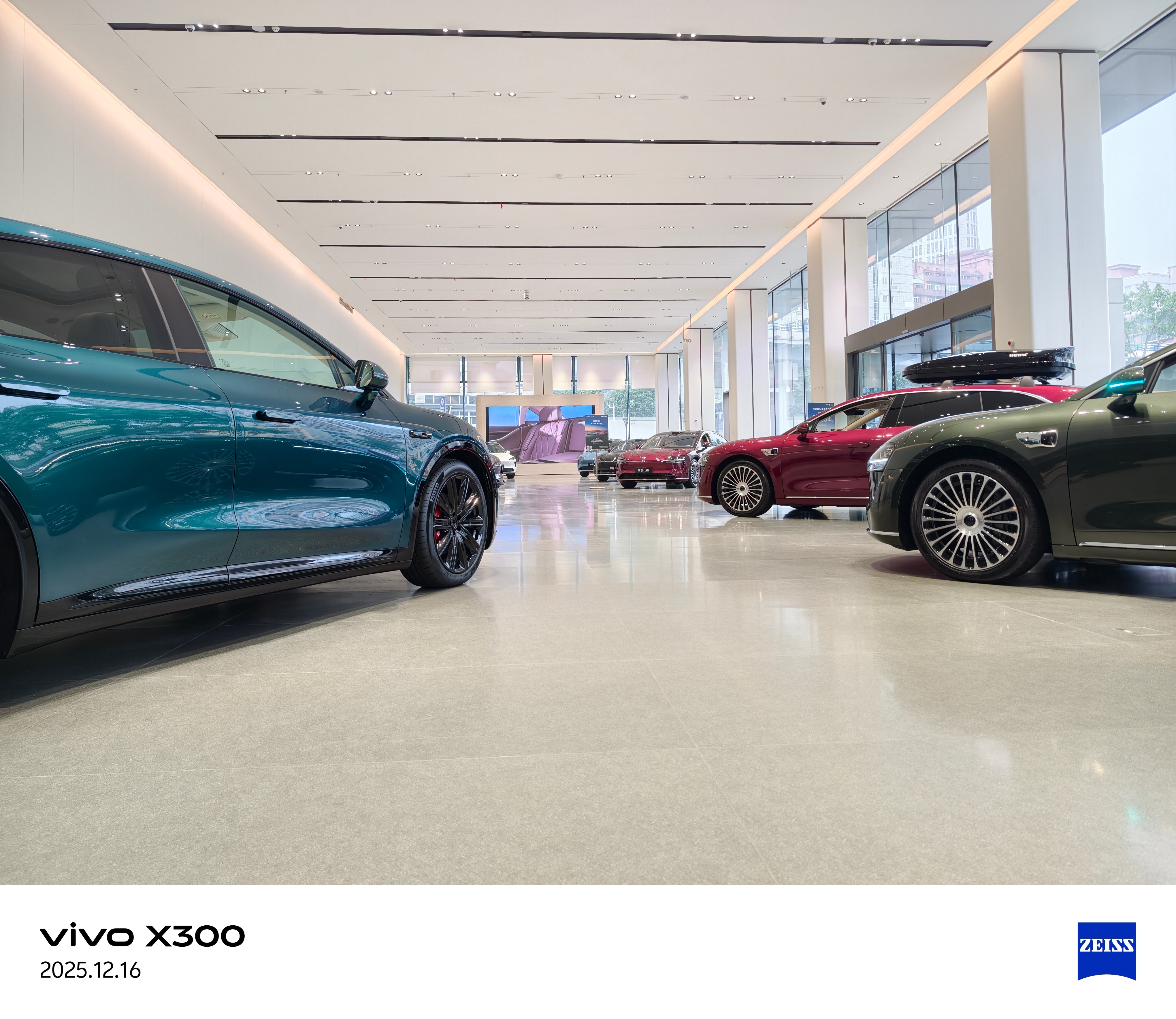 重庆奥体新开了一家鸿蒙智行，记得之前这里是奔驰4s店的，店真大气，这空高差不多6