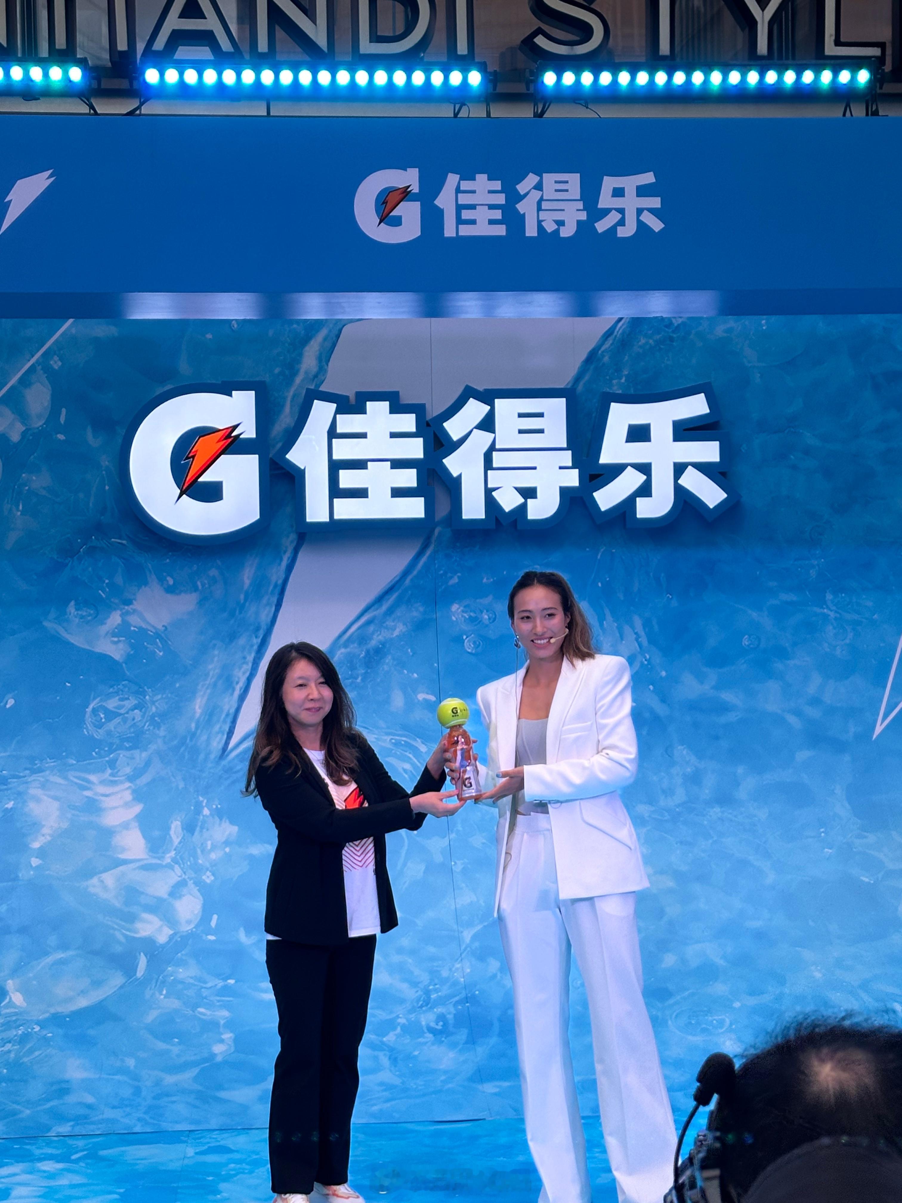 郑钦文[超话]  郑钦文有了新身份  郑钦文现身上海，并官宣了一个新身份——首席