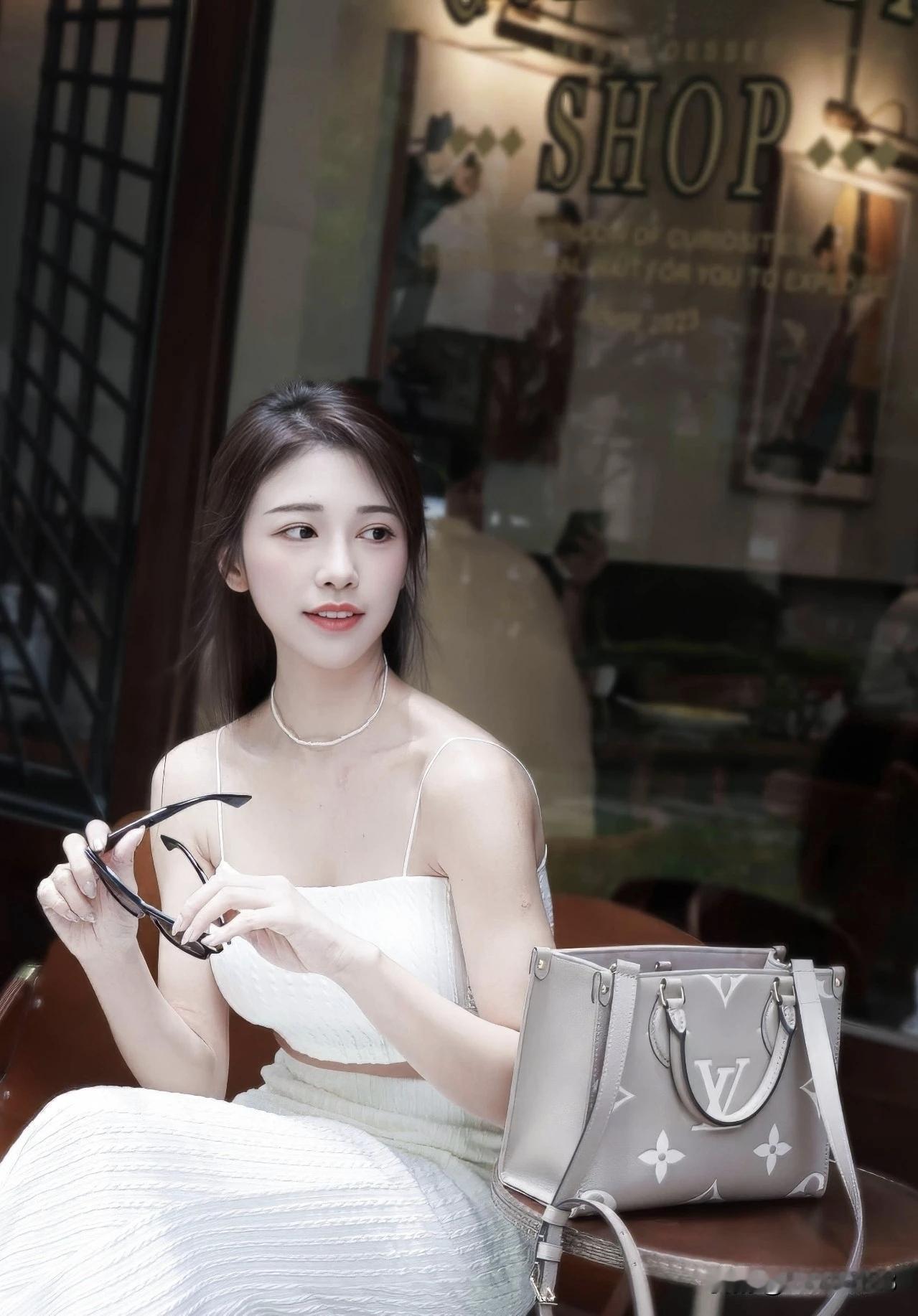 镜中人影动，轻纱拂面风。