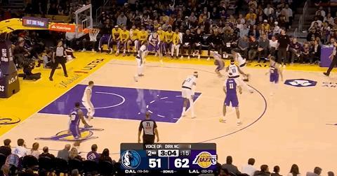 里夫斯这球咋进的！他这几分钟串联球队效果不错～独行侠vs湖人