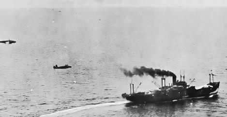 1943年，7900名从中国战场抽调出来的日军老兵，正坐船前往新几内亚，半路遭到