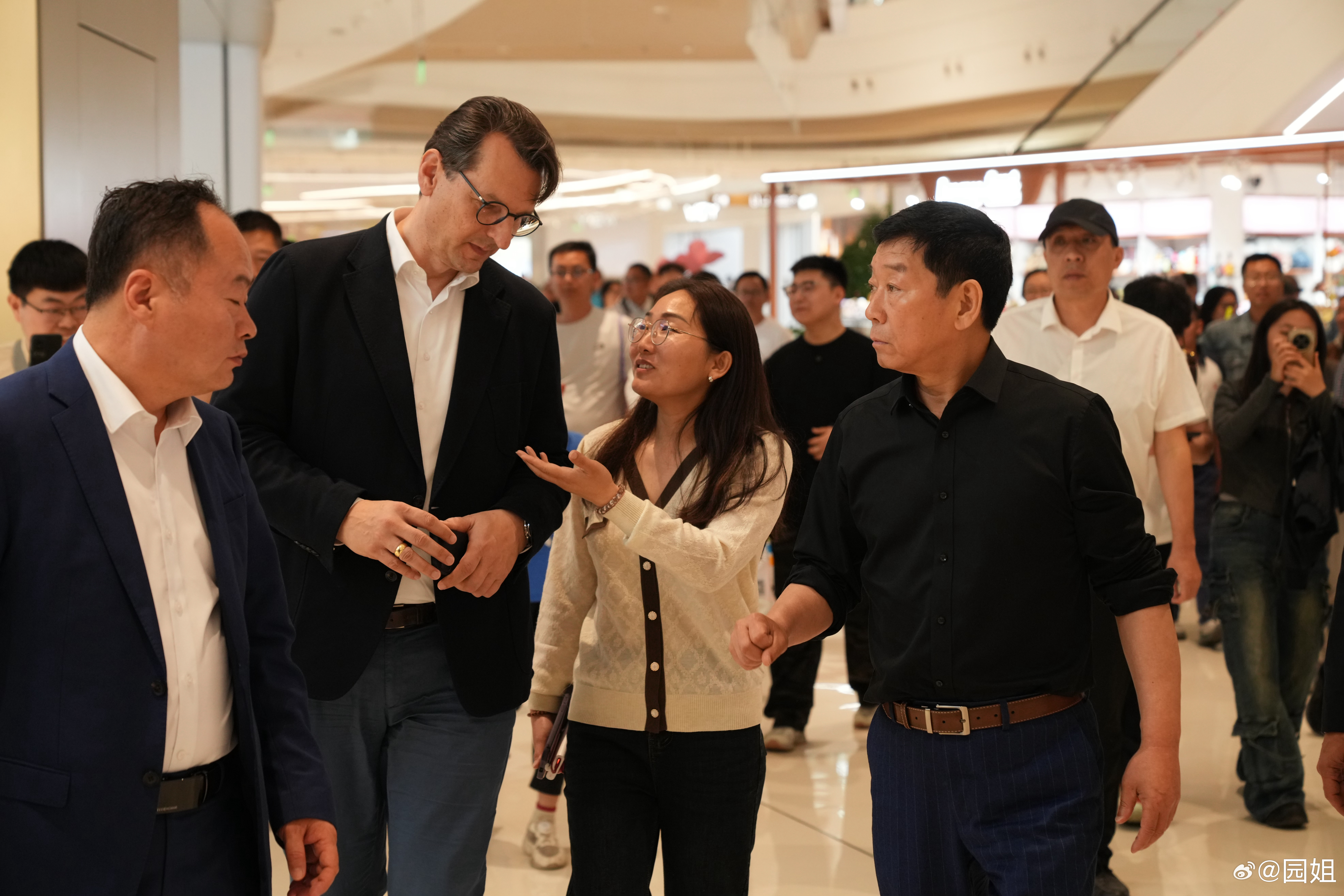 北京车展上，宝马高管专程来到长城展台交流走访，能明显看出来，中外车企之间不只有竞