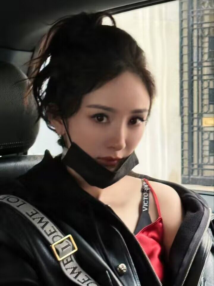 杨幂[心][心]女王的对视你能扛住吗 ​​​