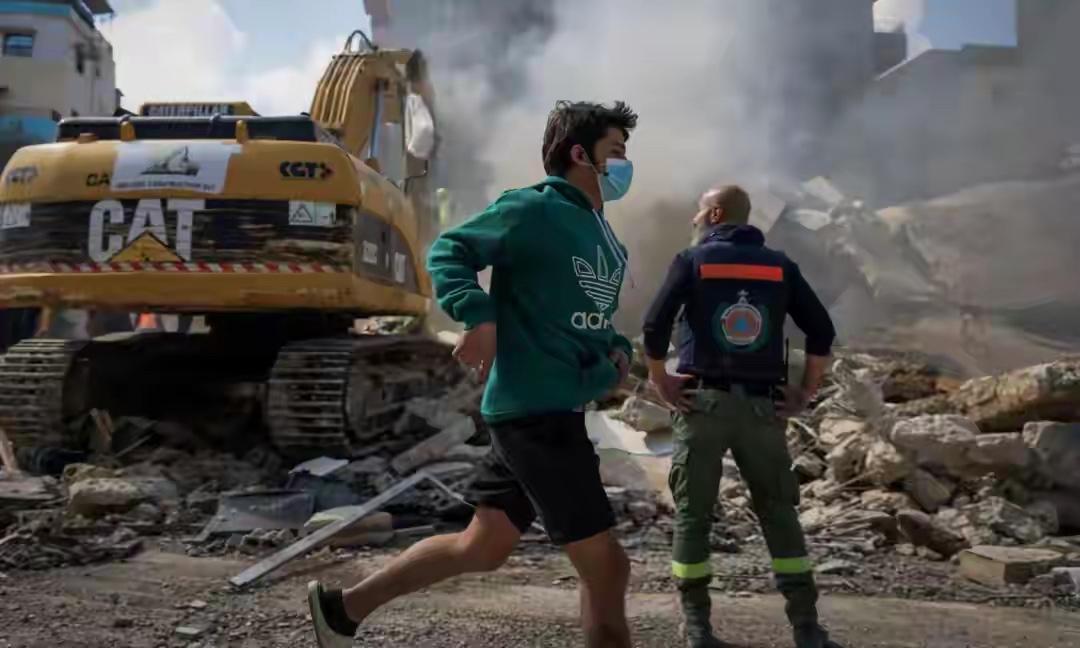 一线记者从伊朗传回前线画面，看完让人彻底破防。美以联军持续一个多月的狂轰滥炸，伊