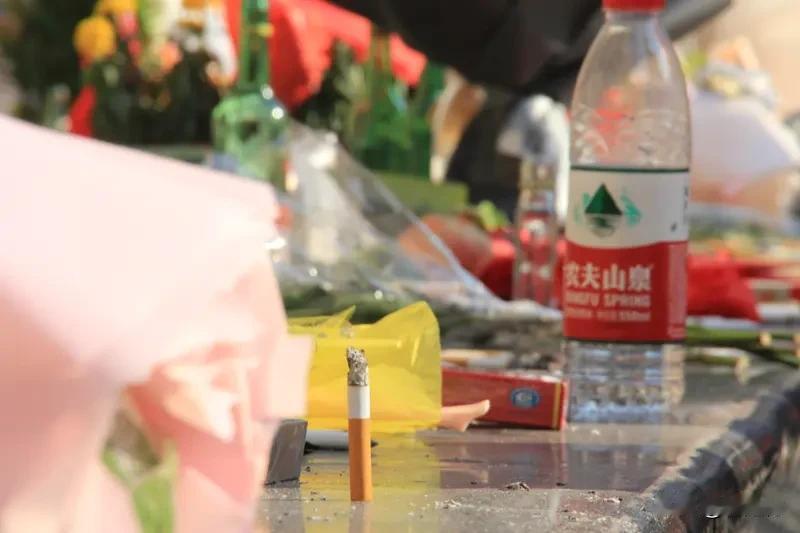 劝阻吸烟死亡男子曾做心脏搭桥手术 最近，劝阻吸烟死亡这事儿闹得可热闹了。有个做过