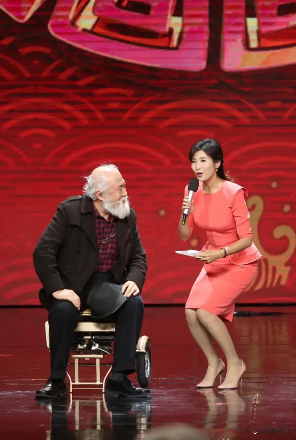 春妮和林志玲一样非常优秀，她们懂得放下身段与他人相处，展现出善良的一面。其实穿着