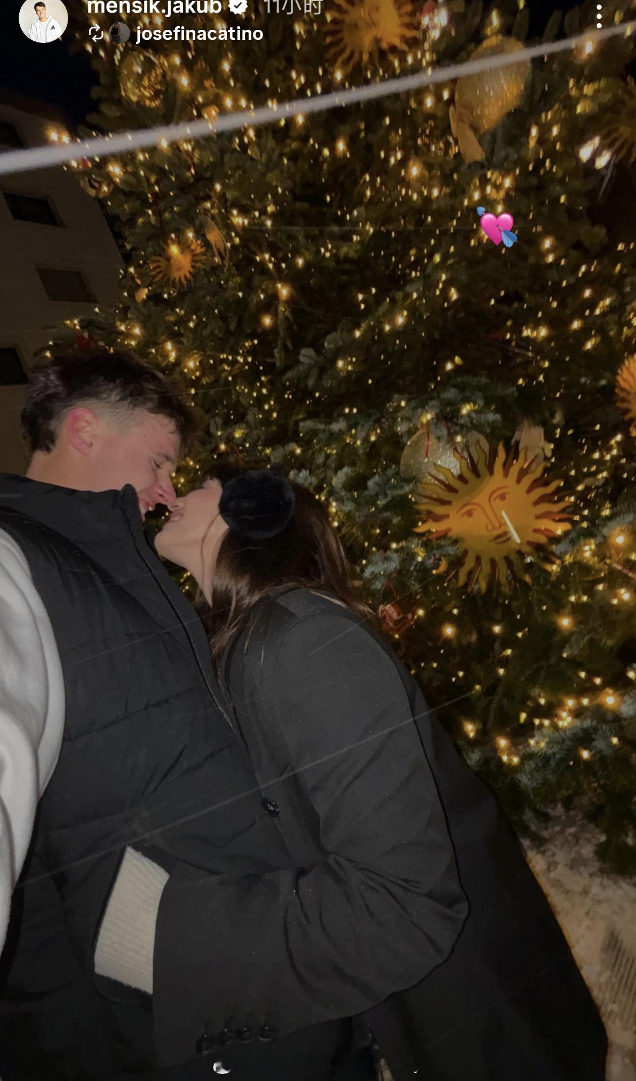 门西克沉浸在甜蜜的恋爱中