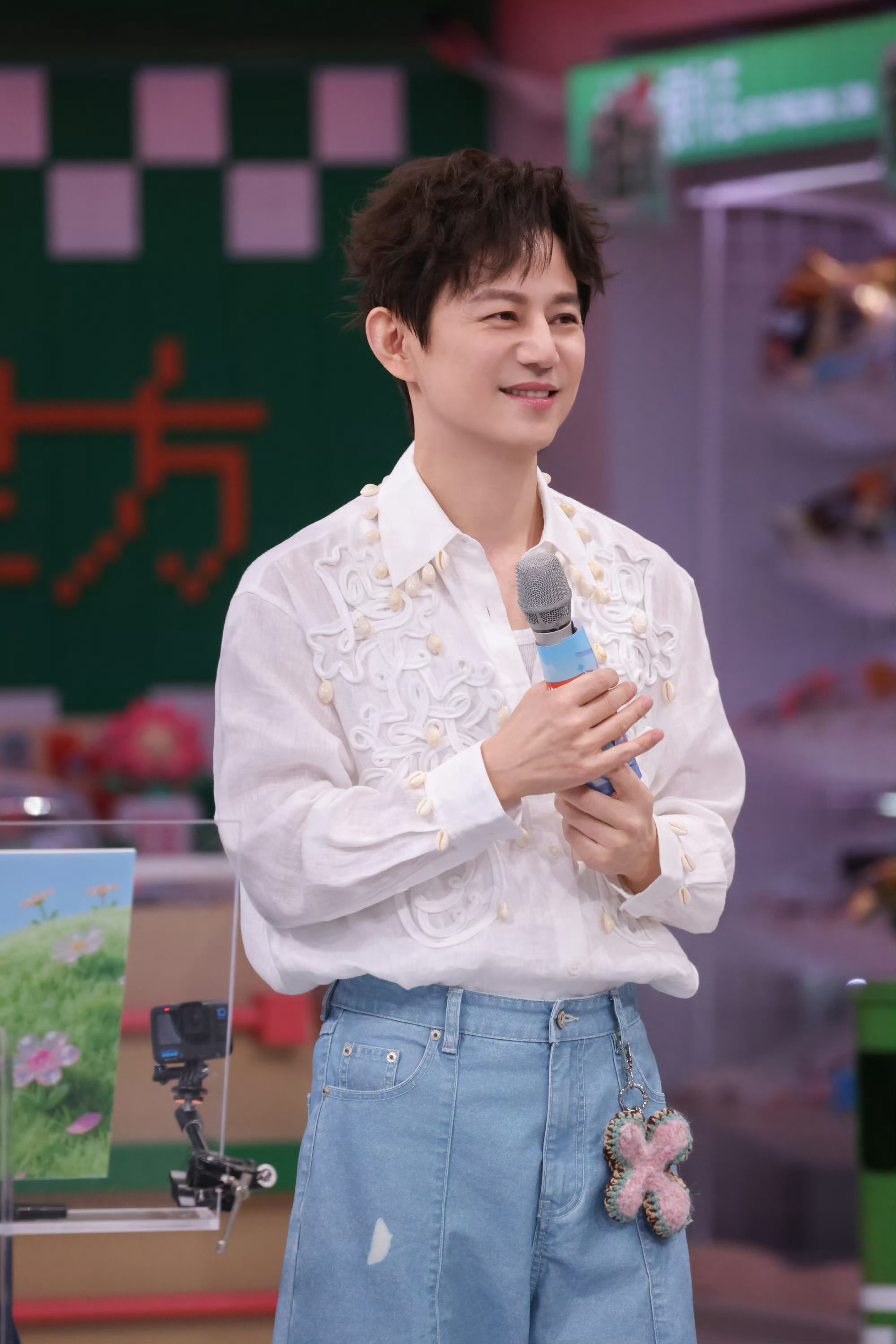 何炅看李小冉的眼神何炅李小冉她在闹他在笑 氛围感直接戳心，妥妥诠释她在闹他在笑。
